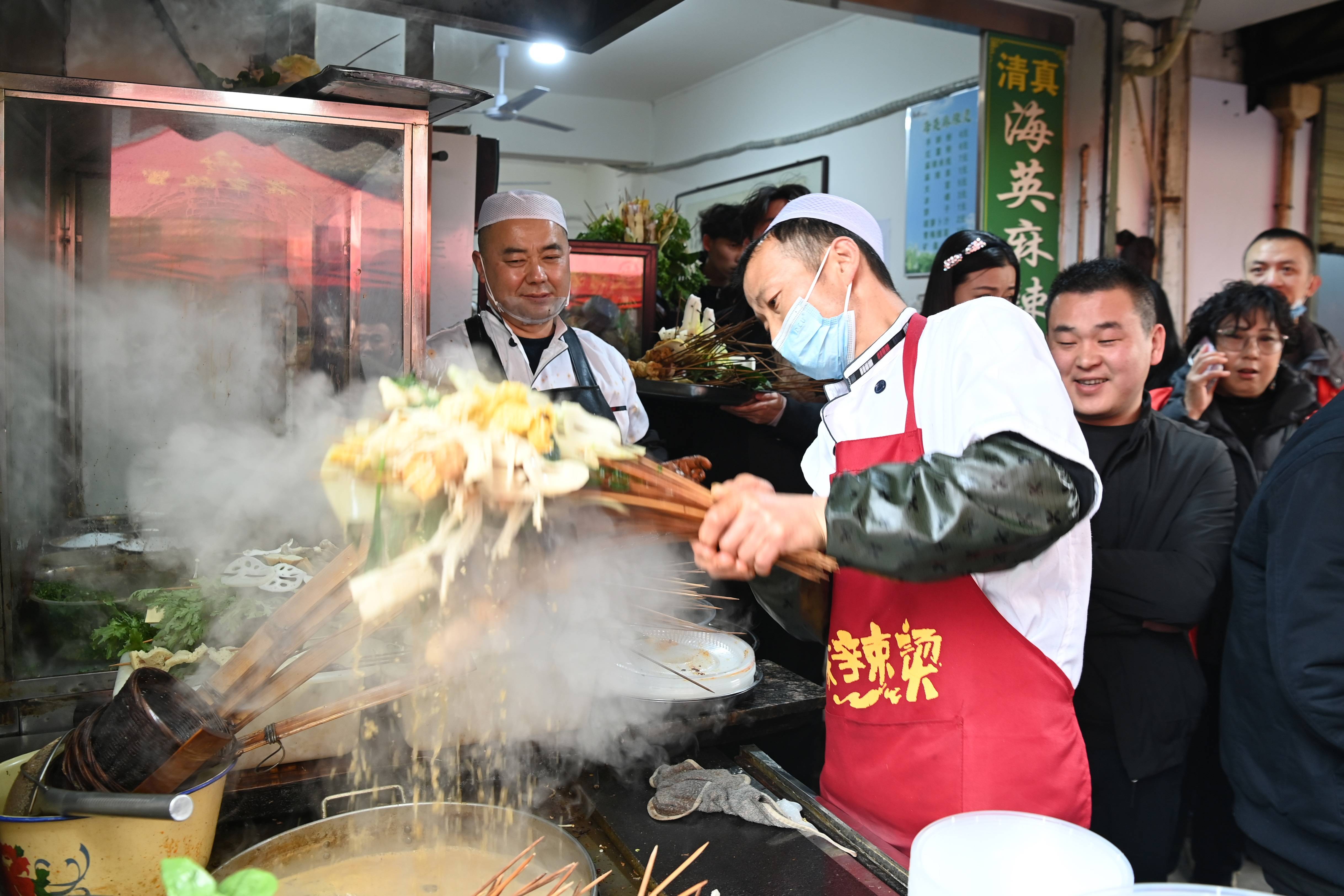 什么信号？外资回流逾百亿元！“天水麻辣烫”爆火出圈，这些概念股业绩高增长