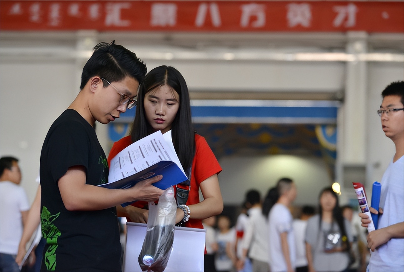 人社部：推动重大政策、重大项目、重大生产力布局创造更多就业机会