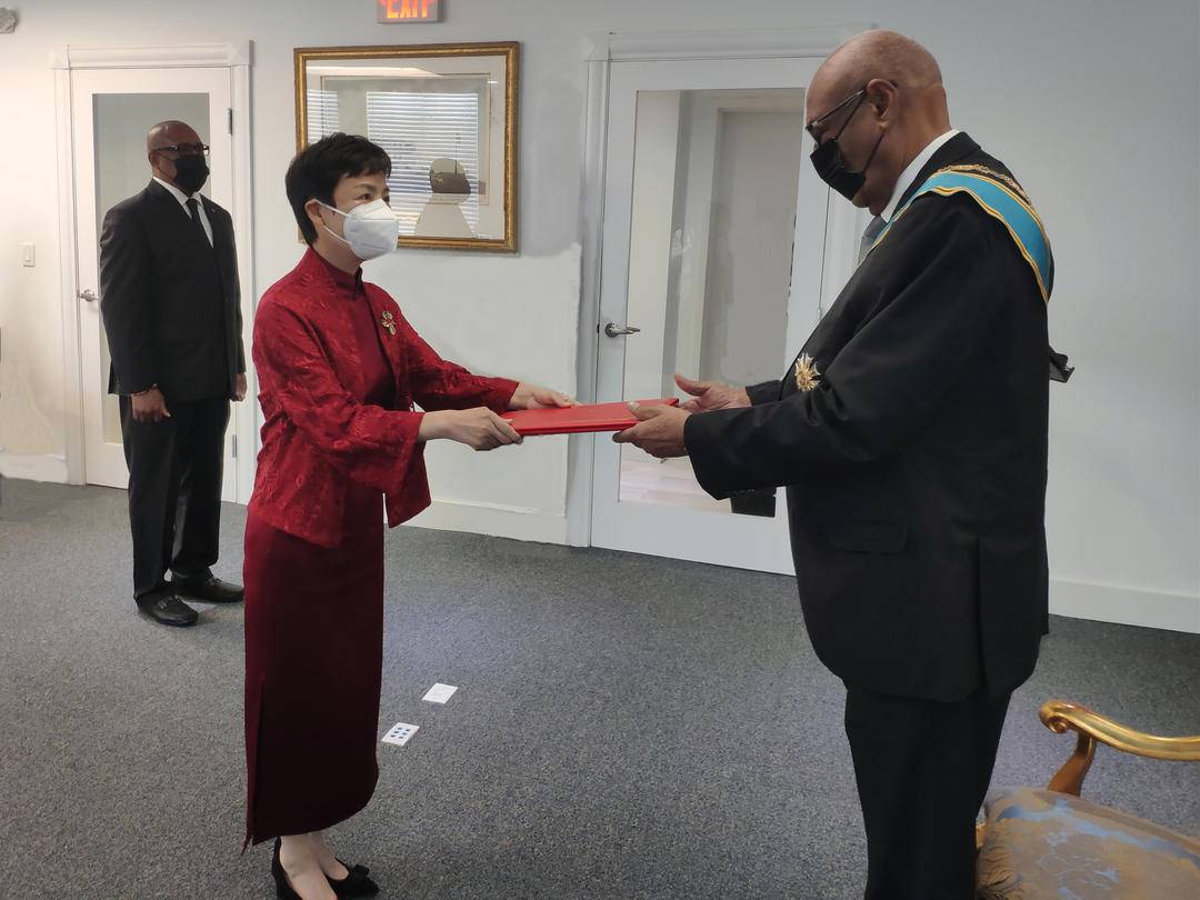 驻利比里亚大使尹承武赴邦州调研邦矿项目部分驻利中资企业