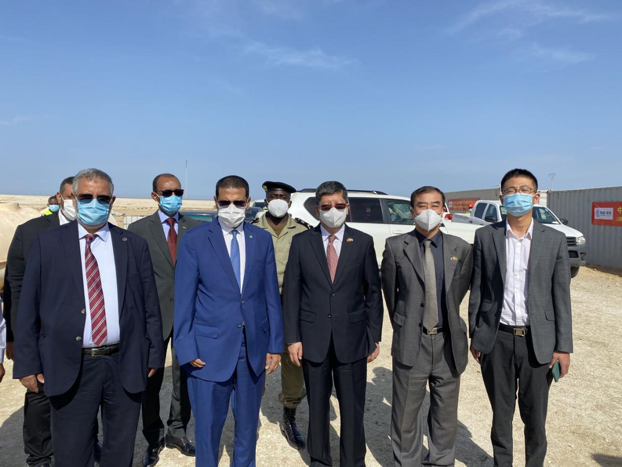 毛里塔尼亚经济与财政部长埃布赫与法国驻毛大使加西亚签署两项合作协议