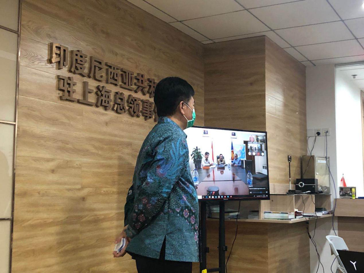 何雁聆领事往见印尼东爪哇省投资局局长