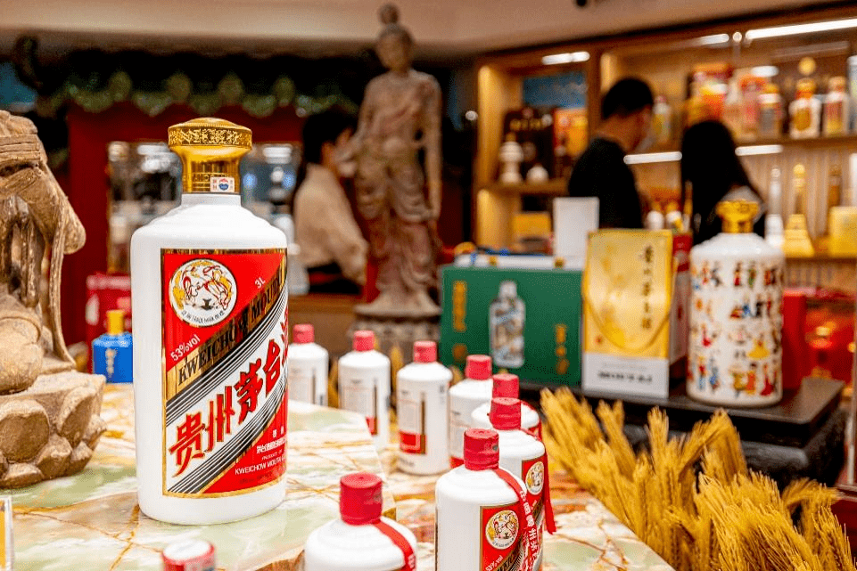 中报业绩“失速”的今世缘：“禁酒令”冲击高端产品，多品牌挤压省内“失守”，“蓄水池”容量下降