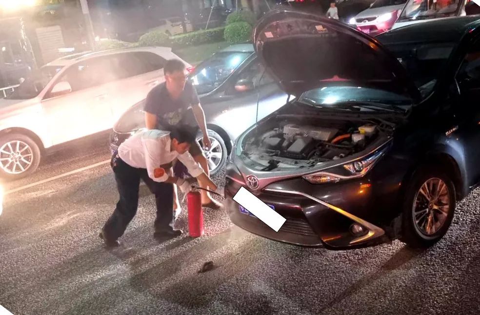 瑞士酒吧起火瞬间曝光：目击者称服务员举烟花被酒保扛肩上，引燃天花板！已造成约40人死亡，许多是正庆祝新年的年轻人，目击者：发生踩踏