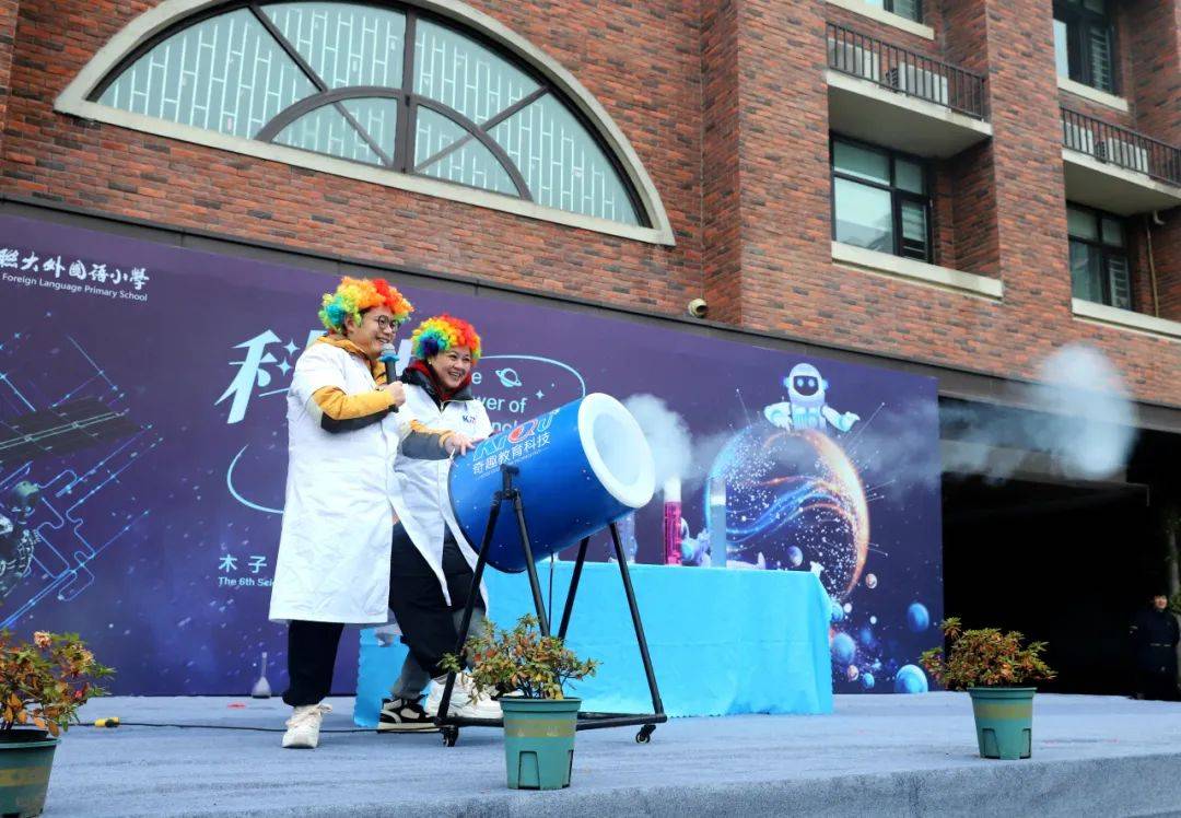 川流之间与科学同行:上海地铁站的方寸灯箱照亮科创力量