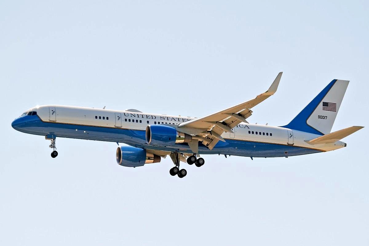 飞机起飞后紧急返航，有乘客拍到飞机挡风玻璃破裂！海南航空致歉：机械故障原因