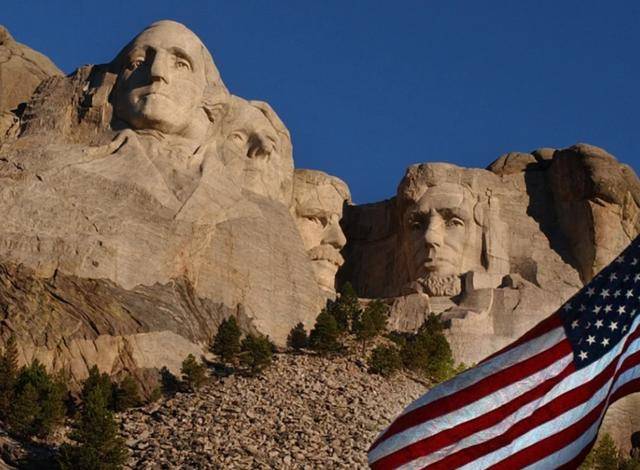 特朗普“勃然大怒”，严厉打击移民的诺姆被炒鱿鱼！她花2.2亿美元全国打广告，在总统山策马，与下属还传出婚外情