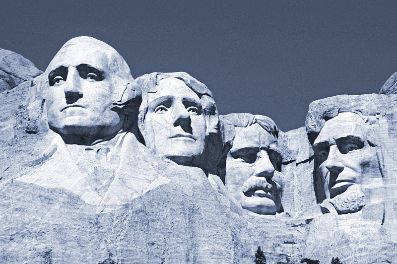 特朗普“勃然大怒”，严厉打击移民的诺姆被炒鱿鱼！她花2.2亿美元全国打广告，在总统山策马，与下属还传出婚外情