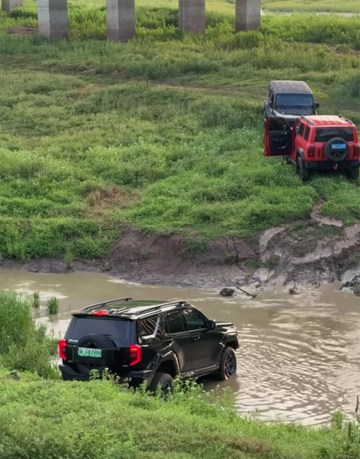 魏牌V9X掀开神秘面纱，魏建军亲自代言：专门定做了三套中山装！“中国人也可以用姓氏命名品牌，要有文化自信”