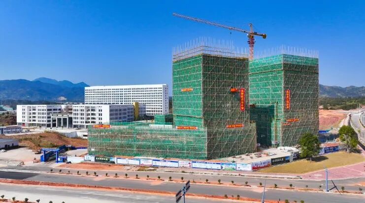 政府工作报告首次“点题”！万亿商业健康保险，走向哪里？