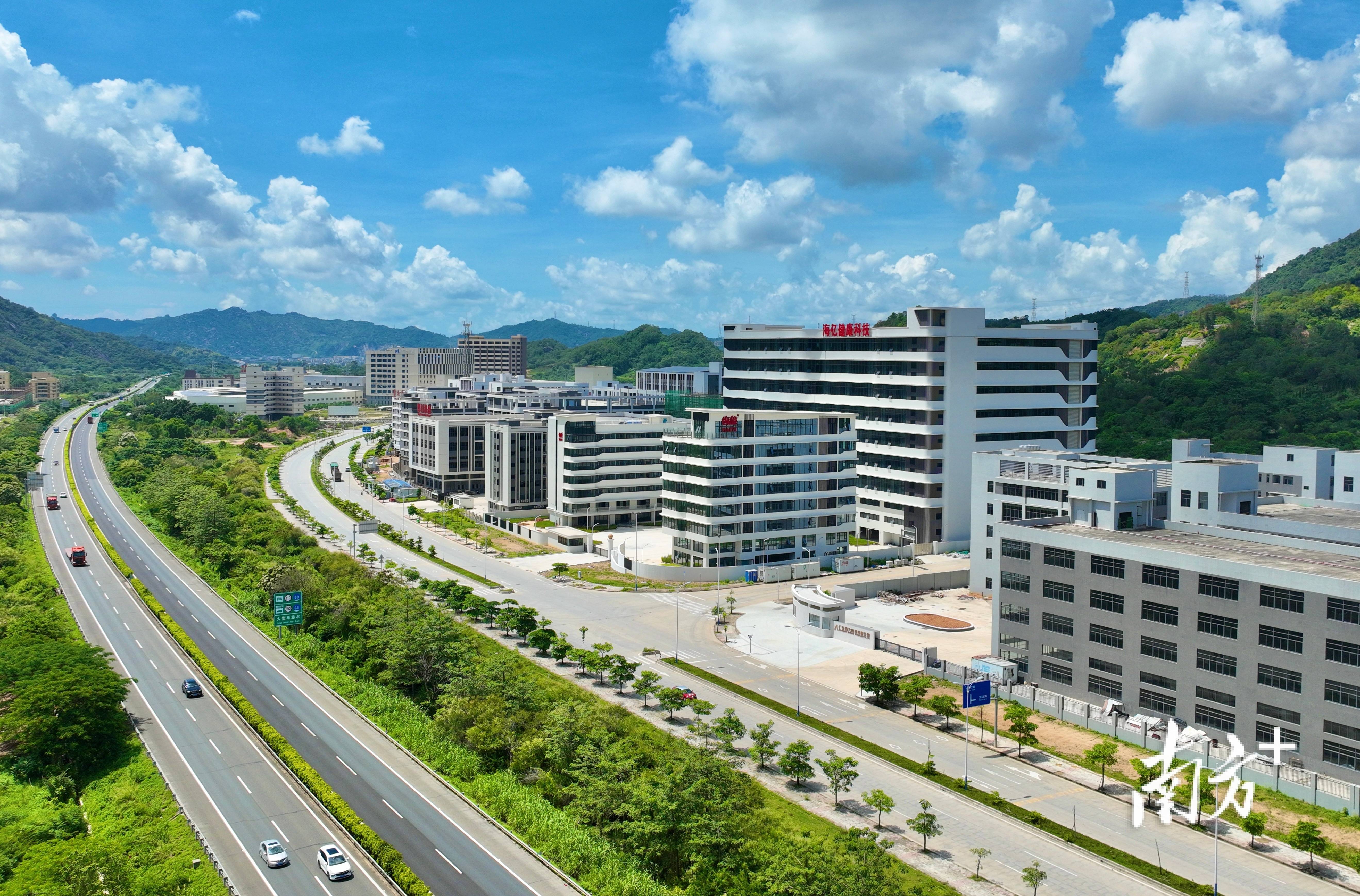 深圳入选首批创建国家新型工业化示范区城市；一美妆电商总部中心落子广州丨大湾区财经早参