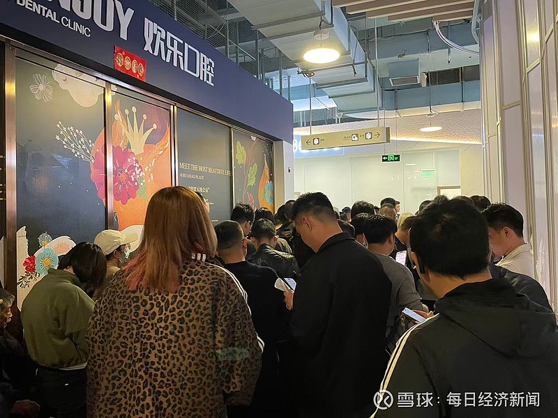 “没叫到号不要往前挤了”！5万元/㎡单价、数百人连夜排号，北京朝阳区国资委近200套现房开卖